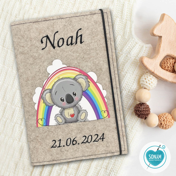 U-Heft Hülle Designbeispiel beige meliert Koala Junge unter Regenbogen